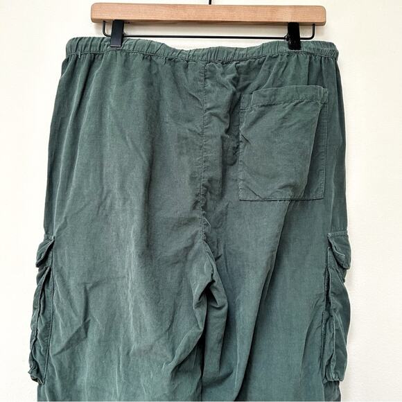 Monrow Mini Corduroy Cargo Pull On Parachute Pant in Cactus Green size L - Picture 9 of 14